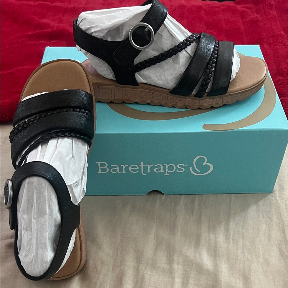 BareTraps Women's Black and Tan Sandals